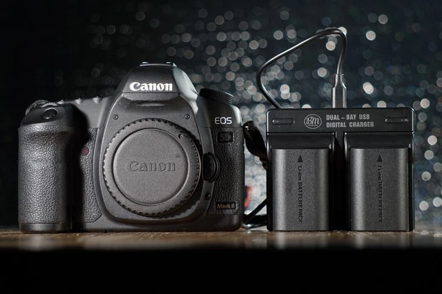 [Exc] Canon EOS 5D Mark II 21.1MP Digital Camera Black + 2 Batteries