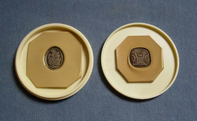 Zwei Stück Adels - Wappen-Siegelabdruck  (Ideengeber für Heraldiker / Graveure)