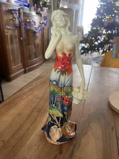 Statuette de femme en porcelaine Art Nouveau:: signée Décors du Galion Fleurs