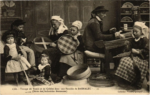 CPA Weaving the Sieve & Screbles in a Family by Bannalec FRANCE (1025549)