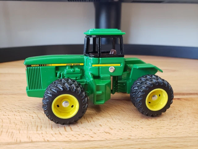 Ertl John Deere 8850 4WD Tractor with Duals Diecast 1:64