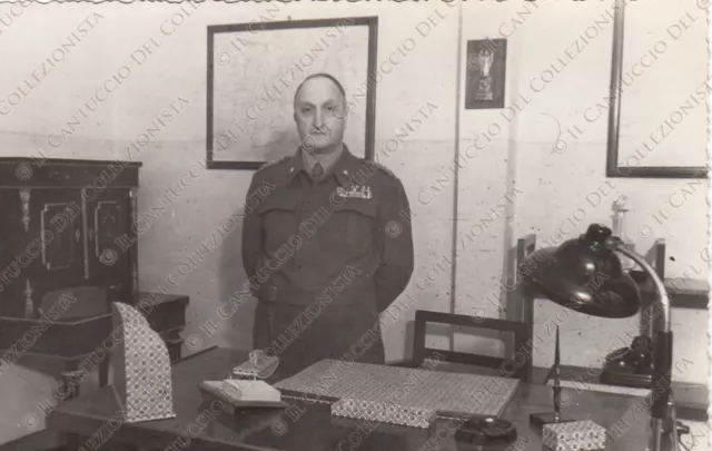 Ufficiale con medagliere in ufficio Regio esercito Foto militare