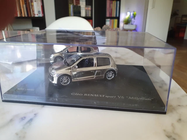 Miniatures Renault Clio Sport V6 Millenium. Universal Hobbies 1/43. 2000. NEUF