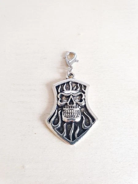 Totenkopf Anhänger mit Flammen ♥ Halloween Schmuck für Ketten Charms Silber