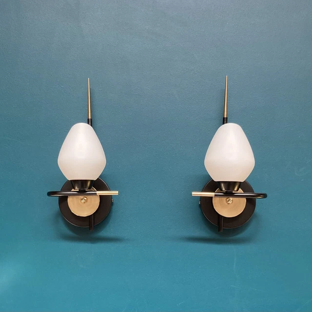 Paire d'appliques murales laiton, métal noir et tulipes en verre opaline blanche