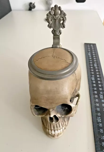 Studentika Totenkopf Totenschaädel Skull Bierkrug Humpen in Porzellan Antik