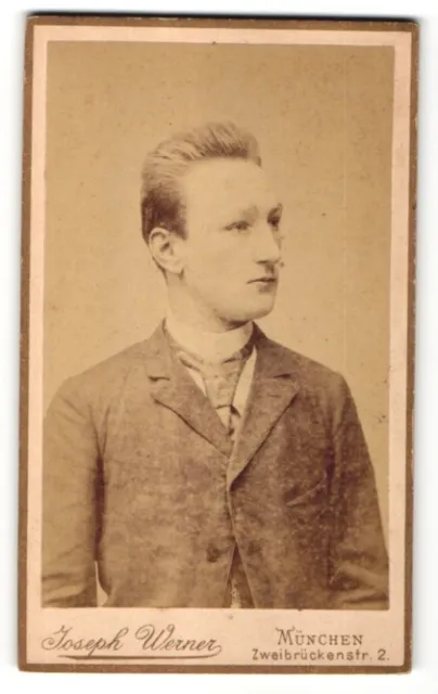 Fotografie Joseph Werner, München, Portrait blonder junger Mann mit Krawatte im