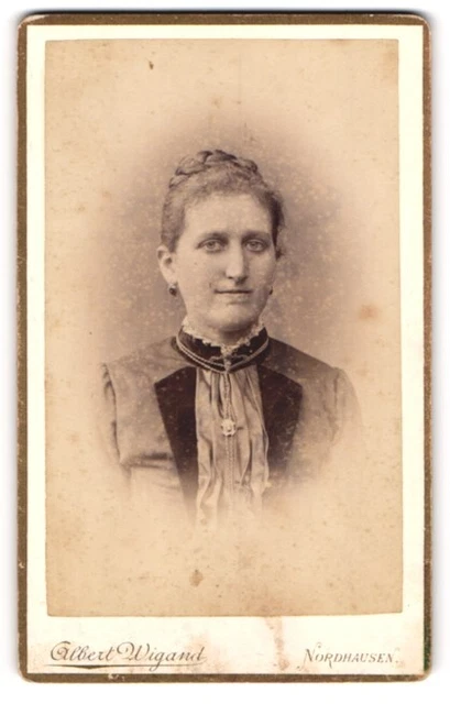 Fotografie Albert Wigand, Nordhausen, Portrait junge Dame mit Flechtfrisur und
