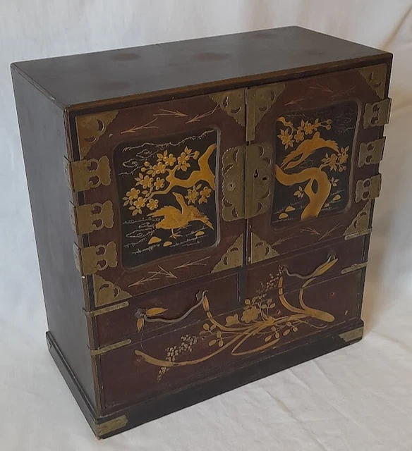 Cabinet Japonais Ancien En Laque.