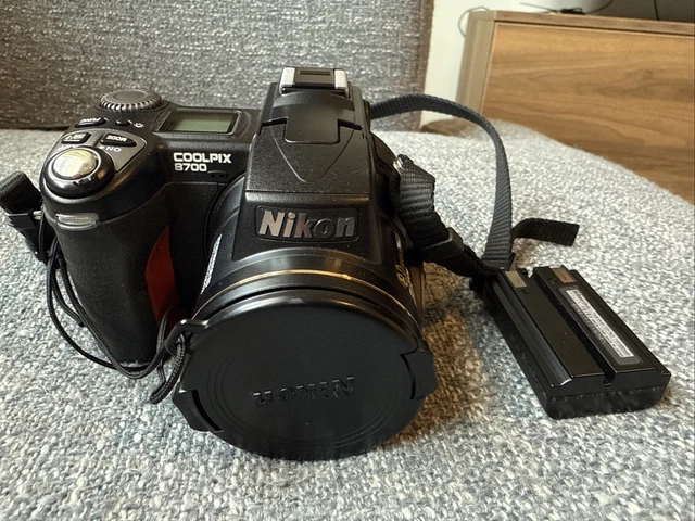 NIKON COOLPIX E8700 8MP Vintage CCD Digital Camera + Accessoires