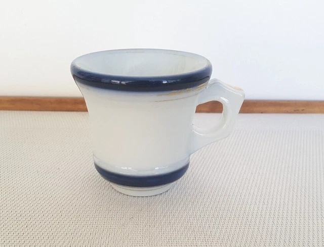 Tasse à brûlot en porcelaine de Bayeux ou Valentine. XIXème siècle. Bel objet