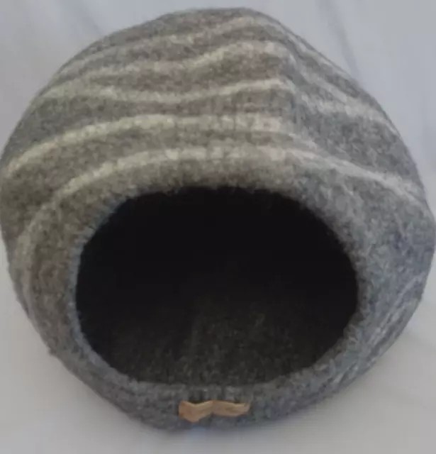 NWOT Meowfia Premium Felt Cat Cave Bed Eco Friendly 100% Merino Wool 19x12