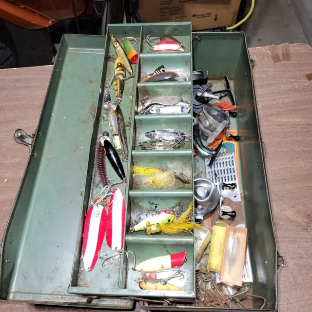 https://www.picclickimg.com/Rj8AAOSwQ8xl3Vfn/Vintage-Tackle-Box-Full-Of-Lures-Lures.webp