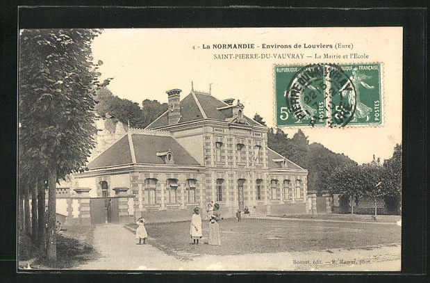 CPA Saint-Pierre-du-Vauvray, La Mairie et L'Ecole, general view with Hotel de V