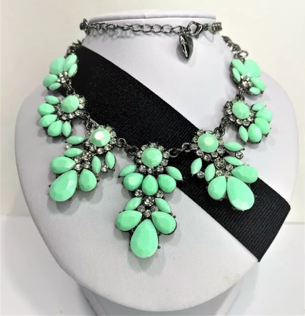 Collier Betsey Johnson En Forme De Poire Cristaux Vert Clair Avec Chaîne Argent Foncé 2