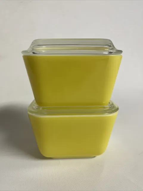 Juego de 2 platos de refrigerador vintage Pyrex amarillo #501 1,5 tazas con tapas