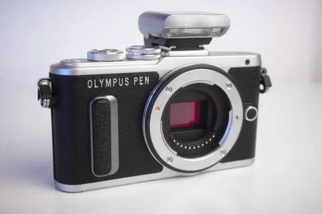 OLYMPUS PEN E-PL8 Black Body Like New + Flash!  📸🔥