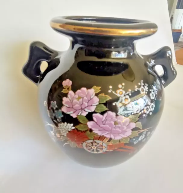 Vintage 5 1/2'' Asian Oriental Vase Black Gold Trim Rickshaw With Flowers 3