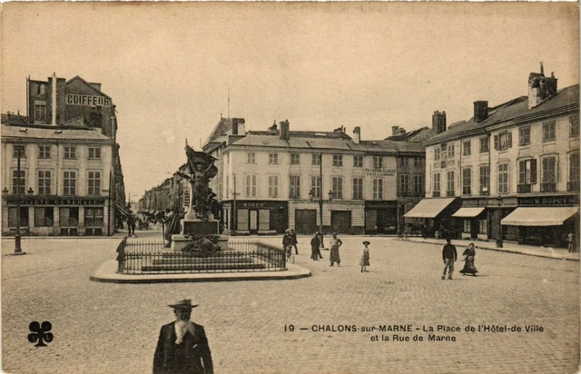 CPA CHALONS-sur-MARNE - La Place de l'Hotel de Ville (363628)