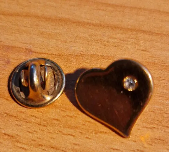 Pin Goldenes Herz mit kleinem Glasstein ( ohne Punze )