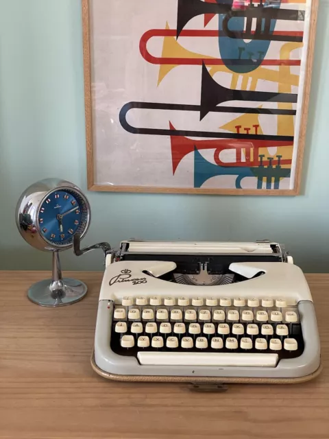 Works perfectly! Princess 100 typewriter in cream / gray, leather cover, 50s 2