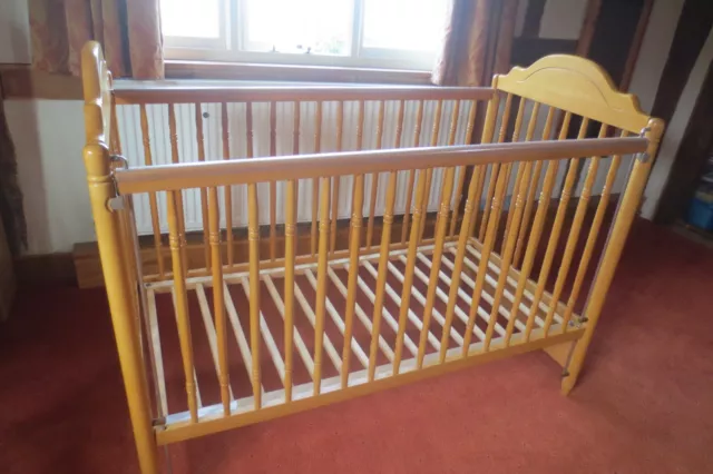 MAMAS AND PAPAS Enrica Cot bed with drop side and teething rails