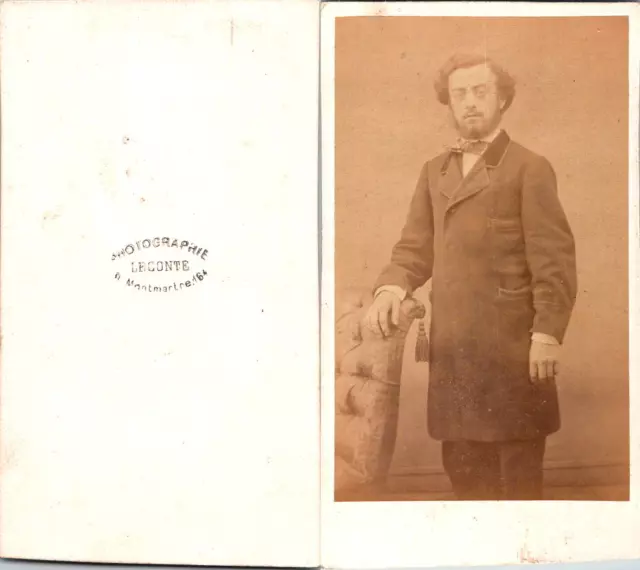 Leconte, Paris, Un homme pose Vintage CDV albumen carte de visite  CDV, tirage