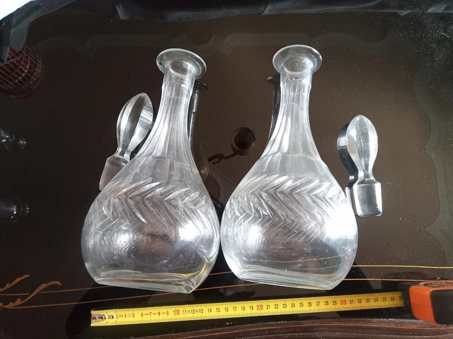 Coppia di antiche bottiglie decanter in cristallo per vino e acqua con tappo.