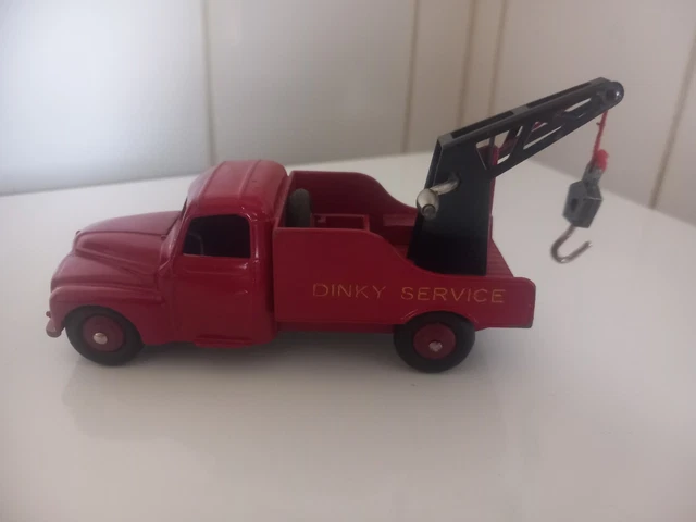La dépanneuse Citroën U23 Dinky Service rouge miniature au 1/43e La dépanneuse Citroën U23 Dinky Service rouge miniature au 1/43e