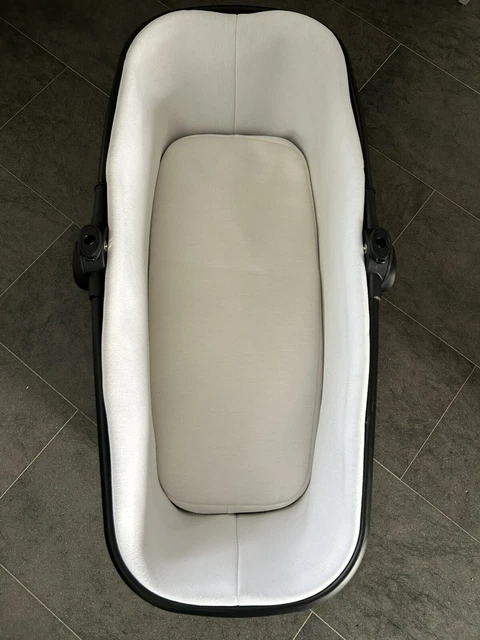 Delineador y colchón plateado Cross Coast Carrycot Inc