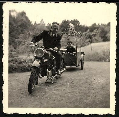 Foto Rafia FOTOGRAFIA MOTO ZÜNDAPP, l'albergatore guida la bicicletta con il ...