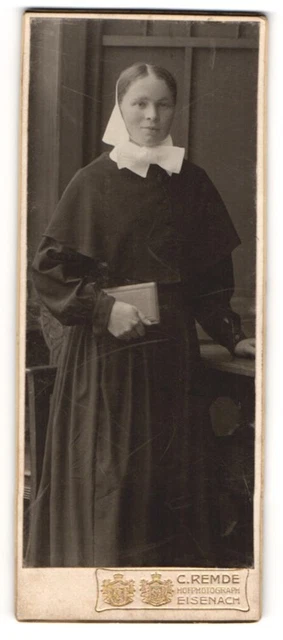Fotografie C. Remde, Eisenach, Junge Frau in Trachtenkleid mit zurückgesteckter