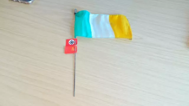 BG99: Italian / Italy Hand / Desk Flag - WWII?