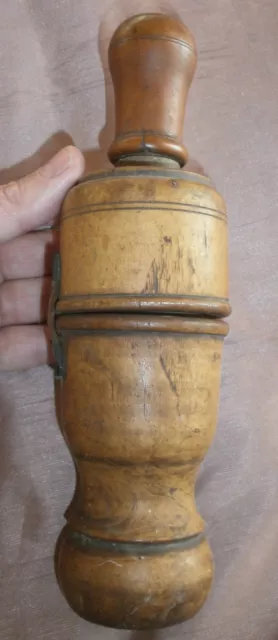 Outil ancien : bouche bouteille en bois de bois tourné & lanière cuir