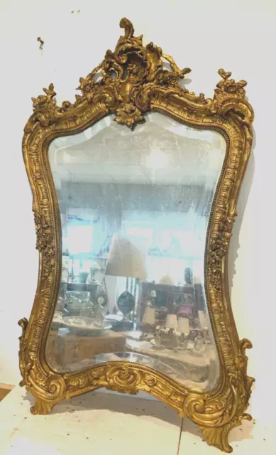 Miroir rocaille de style Louis XV en bois et stuc doré XX siècle