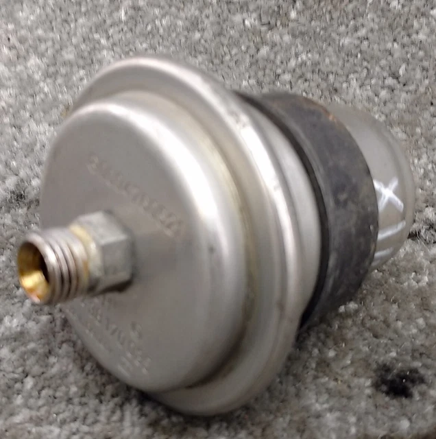 MERCEDES FUEL PRESSURE Regulator Accumulator 0004760521 W201 W124 W126