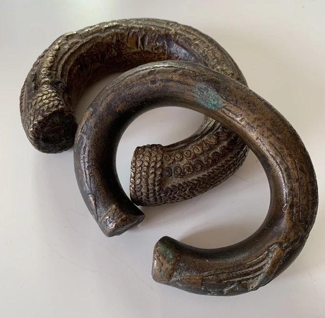 BRACELET DESCLAVE EN BRONZE AFRIQUE DU NORD XIXe Belle Patine Ethnie à définir