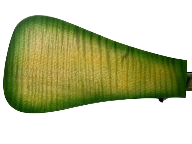 Bois d'érable couleur verte 6 cordes 24 touches vilebrequin, joli dessin. Bon son 12