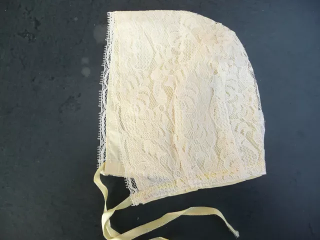 bonnet d'enfant en dentelle jaune très clair 1930
