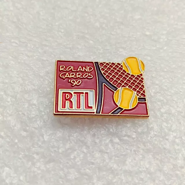 Pin's pins lapel pin Média raquette balle Tennis ROLAND GARROS 90 1990 RTL Signé