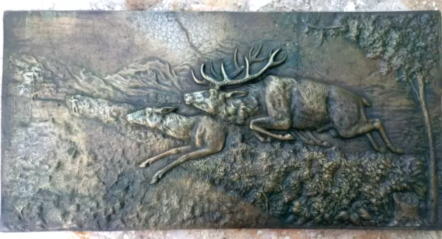 Grand Bas Relief  (22x45 cm ) Bronze décor de Cerf et Biche signé  à  identifier