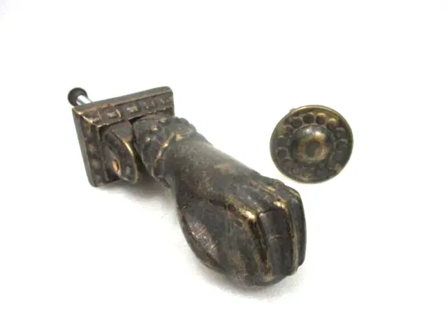 Heurtoir, Marteau de porte en forme de main avec balle en bronze