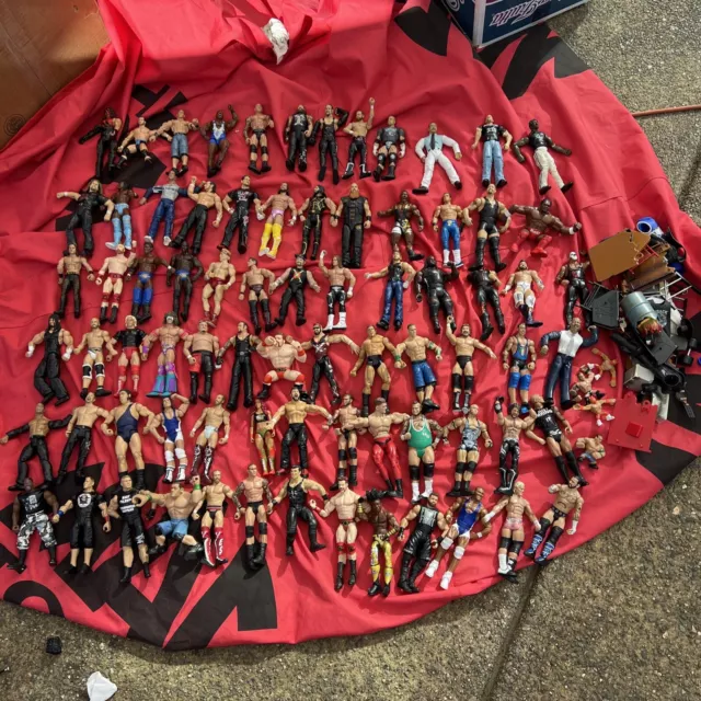 A lot Of 75 + WWE Mattel Jakks Pacific Wrestling Action Figures ( Look Pictures)