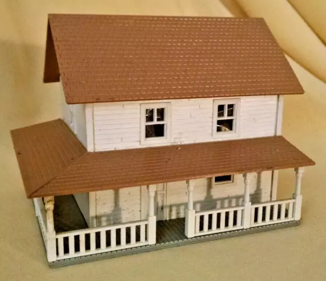 Train Set American Farm House Unmarked 2 Story White Tan Assembled Vintage.