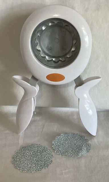 Punch Fiskars 1,5" círculo festoneado apretar a mano extra grande papel artesanías