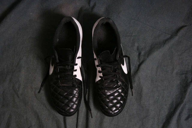 NIKE TIEMPO MENS moulded studs UK size 9 football boots 30.00