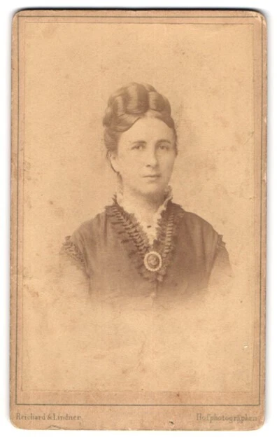 Fotografie Reichard & Lindner, Berlin-W., Markgrafen-Str. 40, Junge Dame mit Ho