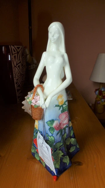 Statue Figurine Femme En Porcelaine – Style Imagé Craquelé – Occasion