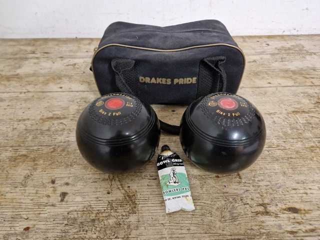 Pair of Vintage GREENMASTER Bias 2 Full Lawn Bowls & Drakes Pride Bag Pair of Vintage GREENMASTER Bias 2 Full Lawn Bowls & Drakes Pride Bag