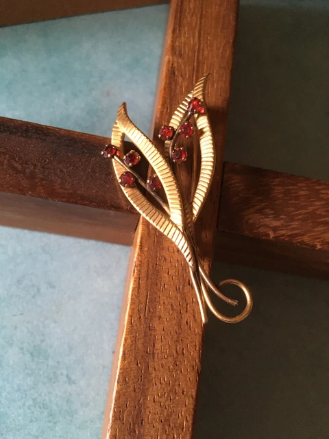 Petite broche en plaqué or lamine en forme de noeud ,broche vintage